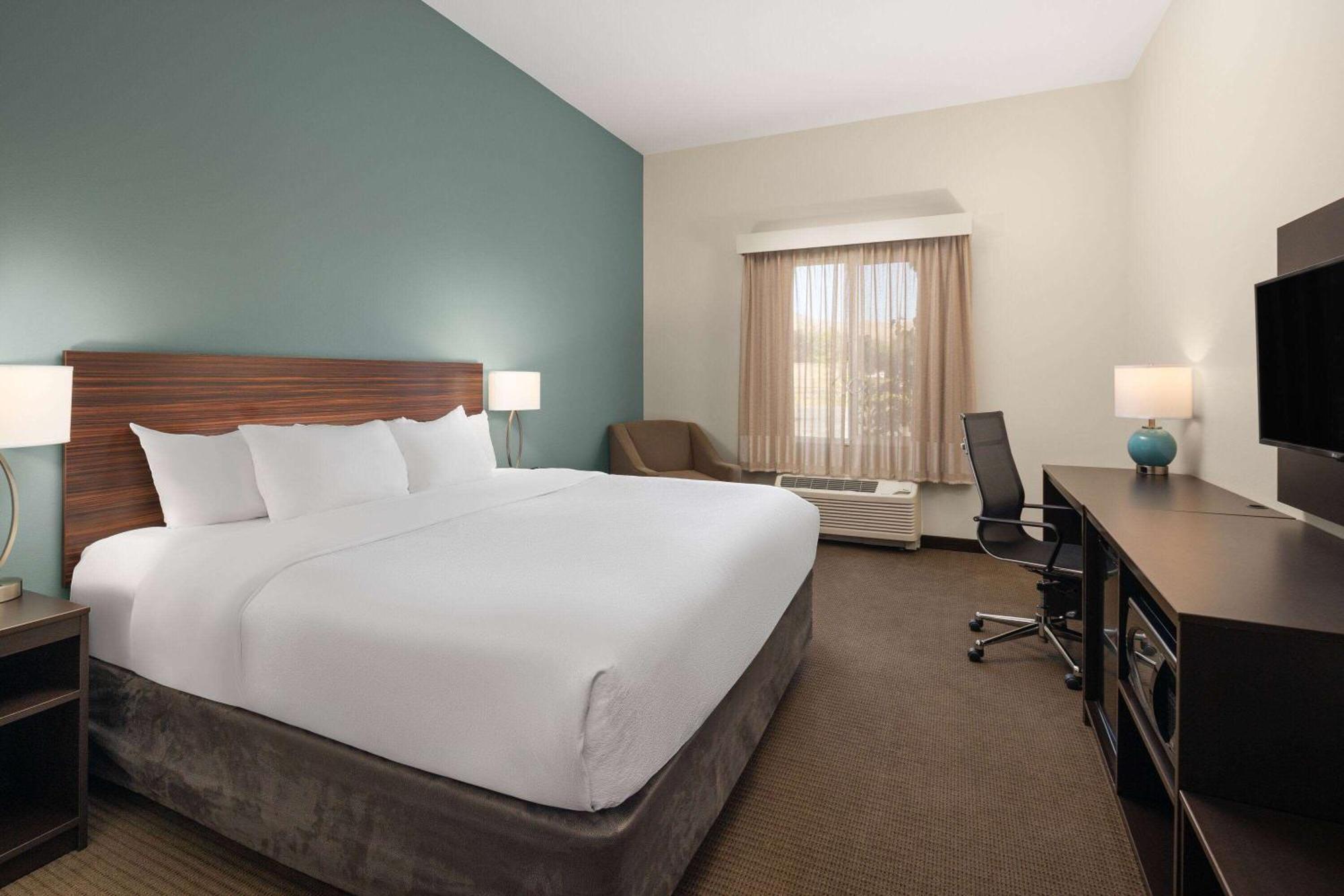 La Quinta Inn & Suites By Wyndham 韦纳奇 外观 照片